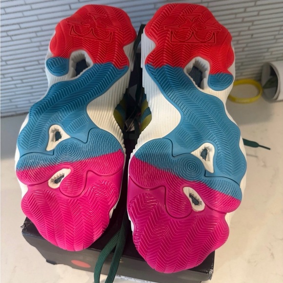 Adidas Trae Young Green Sneakers with Pink Highlights - Picture 4 of 5